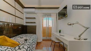 Lloguer Pis a L´Eixereta. Se alquila habitación en piso de 6 habitaciones en burjassot, va