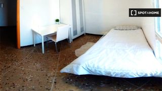 Affitto Appartamento in Les Tendetes - Avenida Burjassot. Habitación para alquilar en apartamento de 4 dormitorios en el r