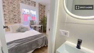Rent Flat in El Plantinar - Avda. La Paz - El Juncal. Habitación en alquiler en la juncalhíspalis, sevilla.