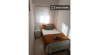 Miete Etagenwohnung in La Creu Coberta. Se alquila habitación en piso compartido en la creu coberta, val