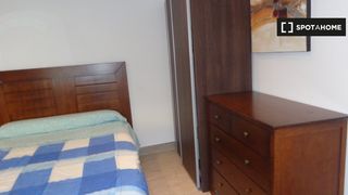 Miete Etagenwohnung in Puerto Chico. Se alquila habitación en piso de 3 habitaciones en santander