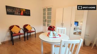 Miete Etagenwohnung in Russafa. Se alquila habitación en piso de 4 habitaciones en russafa, vale