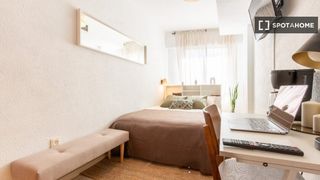Location Appartement à Barrio del Centro. Habitación en piso compartido de 7 habitaciones en alquiler en a