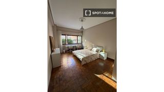 Miete Etagenwohnung in San Pedro de Deusto - La Ribera. Se alquila habitación para compartir en deustu, bilbao