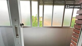 Rent Flat in Reyes Católicos. Piso compartido en alcaládehenares
