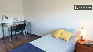 Rent Flat in Terramelar. Se alquila habitación en piso de 7 habitaciones en paterna, vale