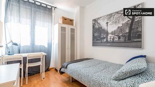 Rent Flat in Aiora. Se alquila habitación en un apartamento de 5 dormitorios en cami