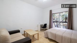 Rent Flat in Aiora. Se alquila habitación en piso de 4 dormitorios en valencia