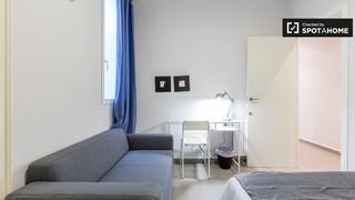 Location Appartement à Russafa. Se alquila habitación en apartamento de 5 dormitorios en leixamp