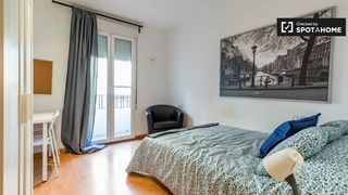 Rent Flat in Aiora. Se alquila habitación en un apartamento de 5 dormitorios en cami