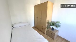 Rent Flat in El Tardón - El Carmen. Habitación en piso compartido en el barrio león, sevilla.