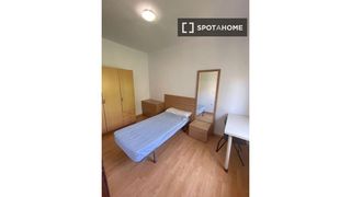 Rent Flat in El Tardón - El Carmen. Habitación en piso compartido en el barrio león, sevilla.