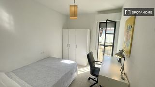 Rent Flat in Triana Oeste. Habitación en piso compartido de 5 habitaciones, triana, sevilla