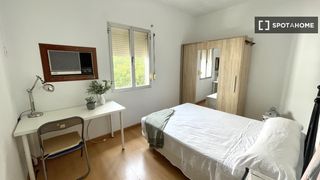 Rent Flat in El Tardón - El Carmen. Habitación en piso compartido en alquiler en el tardón, sevilla.