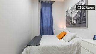 Miete Etagenwohnung in Russafa. Se alquila habitación en apartamento de 5 dormitorios en leixamp