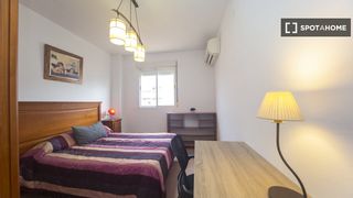 Location Appartement à Almanjáyar. Se alquilan habitaciones en apartamento de 3 dormitorios en gran