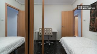 Affitto Appartamento in El Pilar. Se alquila habitación en apartamento de 3 dormitorios en extramu