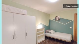 Affitto Appartamento in Las Delicias. Se alquila habitación en piso de 5 habitaciones en zaragoza