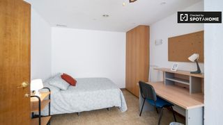 Rent Flat in La Roqueta. Se alquila habitación en piso de 5 dormitorios en valencia