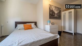 Affitto Appartamento in Barrio de Campanar. Se alquila habitación en apartamento de 4 dormitorios en campana