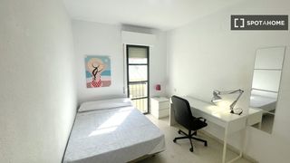 Rent Flat in Triana Oeste. Habitación en piso compartido de 5 habitaciones, triana, sevilla