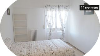Rent Flat in Grancasa. Alquiler de habitaciones en piso de 6 dormitorios en arrabal, za
