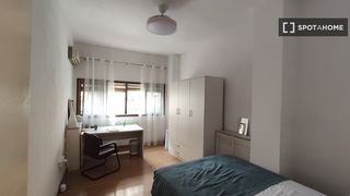 Rent Flat in San Nicolás. Se alquila habitación en piso compartido de 5 habitaciones en mu