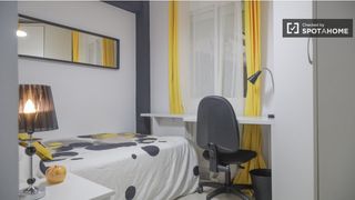 Rent Flat in Caballería Española. Se alquila habitación en alcalá de henares.