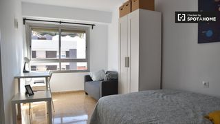 Lloguer Pis a Albors. Se alquila habitación en piso de 8 dormitorios en lamistat, vale