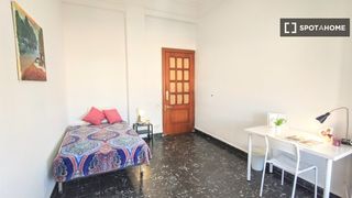 Affitto Appartamento in Arrancapins. Se alquila habitación en apartamento de 6 dormitorios en extramu