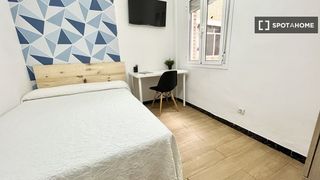Rent Flat in El Plantinar - Avda. La Paz - El Juncal. Habitación en piso compartido en alquiler en el plantar, sevilla