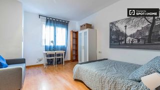 Rent Flat in Aiora. Se alquila habitación en un apartamento de 5 dormitorios en cami