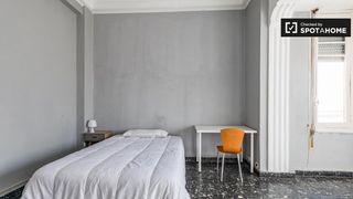 Rent Flat in Arrancapins. Se alquila habitación en apartamento de 5 dormitorios en extramu