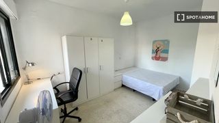 Rent Flat in Triana Oeste. Habitación en piso compartido de 5 habitaciones, triana, sevilla