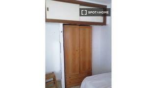Location Appartement à Cruz Roja. Se alquila habitación en piso compartido en villegas, sevilla.