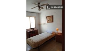 Rent Flat in La Princesa. Se alquila habitación en jardín de la abadía, málaga