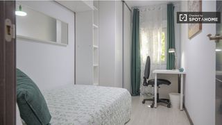 Rent Flat in Caballería Española. Se alquila habitación en alcalá de henares.