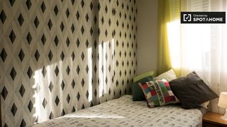 Rent Flat in Estación-Parque O´Donnell. Se alquila habitación en apartamento de 5 dormitorios en alcalá