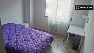 Rent Flat in Camino de Ronda. Habitación compartida de 4 habitaciones en camino de ronda, gran