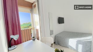 Rent Flat in Cruz Roja. Habitación en piso compartido en alquiler en villegas, sevilla.