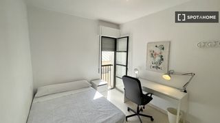 Rent Flat in Triana Oeste. Habitación en piso compartido de 5 habitaciones, triana, sevilla