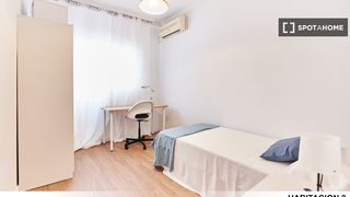 Rent Flat in La Oliva. Habitación compartida de 4 habitaciones en polígono sur, sevilla
