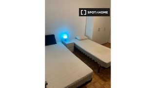 Miete Etagenwohnung in Torrefiel. Alquiler de habitaciones en apartamento de 5 dormitorios en rasc