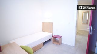 Rent Flat in Triana Oeste. Habitación en apartamento de 3 habitaciones en cartuja media pen