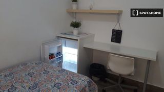 Rent Flat in San Antón. Habitación en piso compartido en alquiler, alicante