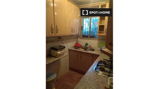 Rent Flat in La Paz. Se alquila habitación en piso de 6 habitaciones en granada