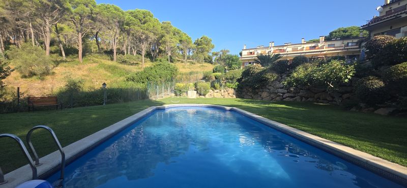 Foto 1acc1a2c-3947-4342-b6c6-e27d191f5499. Casa aparellada amb calefacció aparcament piscina a Estartit
