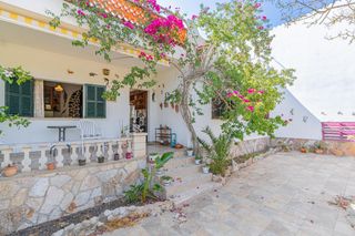 Haus in Cala Llombards. Encantadora casa mediterránea a pocos pasos del mar en cala llom