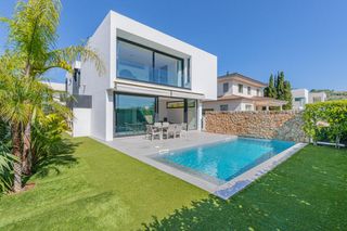 Xalet  Carrer safra. Villa moderna en son puig con piscina, jardín y vistas al mar