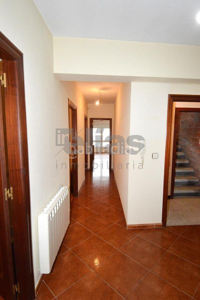 Foto 39701b77-aa69-4c2e-9fe0-dc93e5e01292. Edificio in Vimianzo